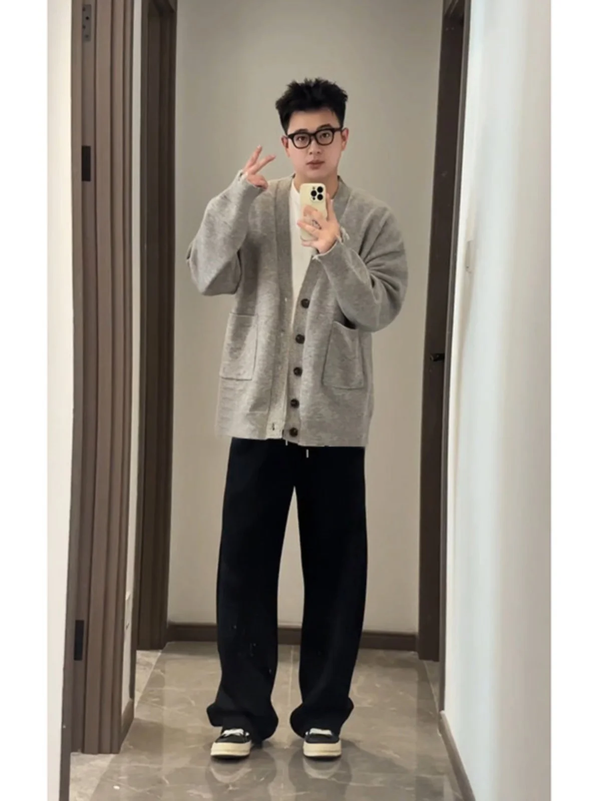 

Светло-серый утолщенный вязаный кардиган с V-образным вырезом в стиле оверсайз, мужская модная верхняя одежда в американском ретро-стиле, повседневная одежда