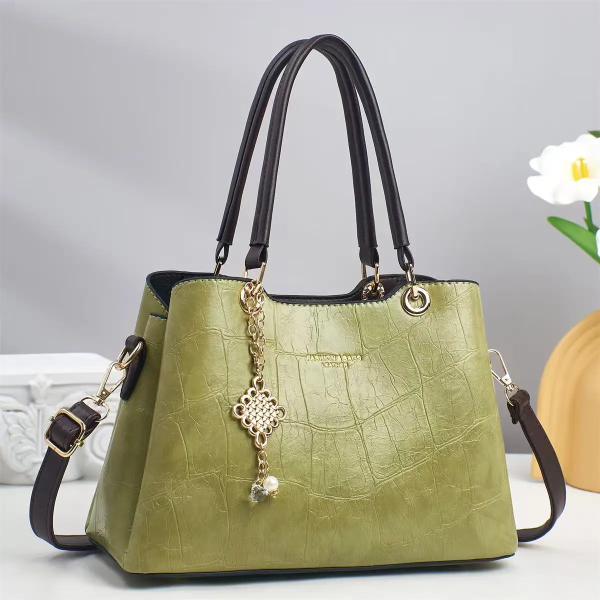 

Популярная сумка через плечо большой вместимости. Высококачественная модная женская сумка-тоут. Классическая модная сумка. Всесезонная работа.