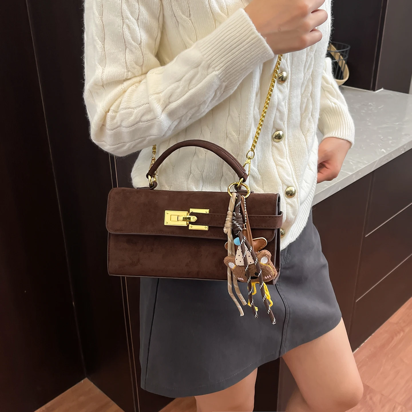 2025년 신상 트렌디 여성용 숄더백 우아한 잠금 플랩 메신저 크로스바디백 조절 가능한 스트랩 업무용 사무실 출퇴근용