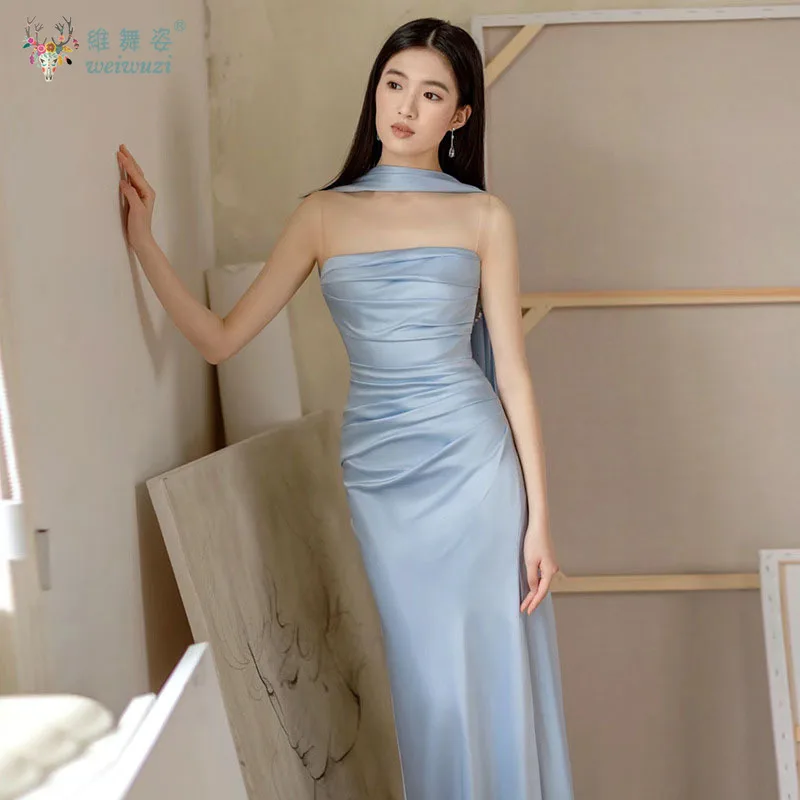 新しいフレンチスタイルのブルーのストラップレスの婚約イブニングドレス、エレガントなサテンのサイドスリットとバックレスチェーンのキンセニエラドレス