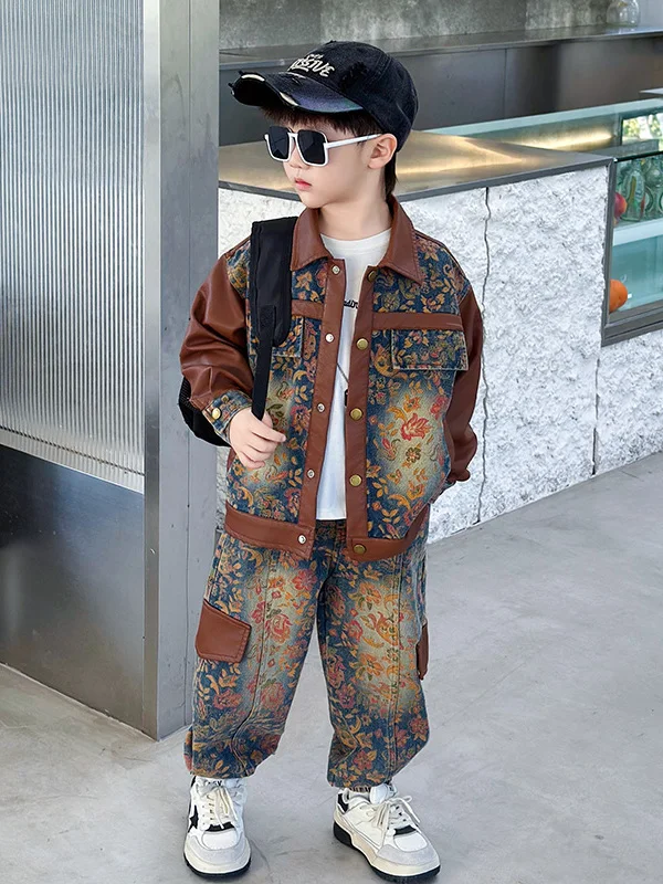 

Крутой уличный комплект для мальчиков: джинсовая куртка и брюки с модным принтом, повседневный спортивный костюм из двух предметов для осени, с длинными рукавами