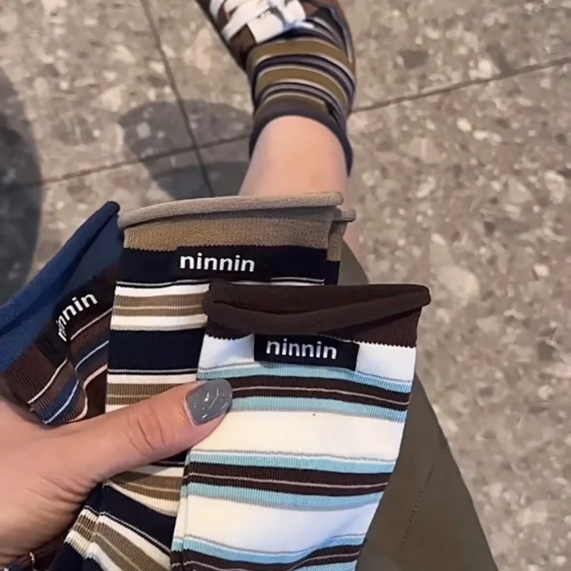 

Женские носки, японские полосатые контрастные допаминовые кавайные спортивные носки средней длины с закатанными краями, удобные дышащие хлопковые носки