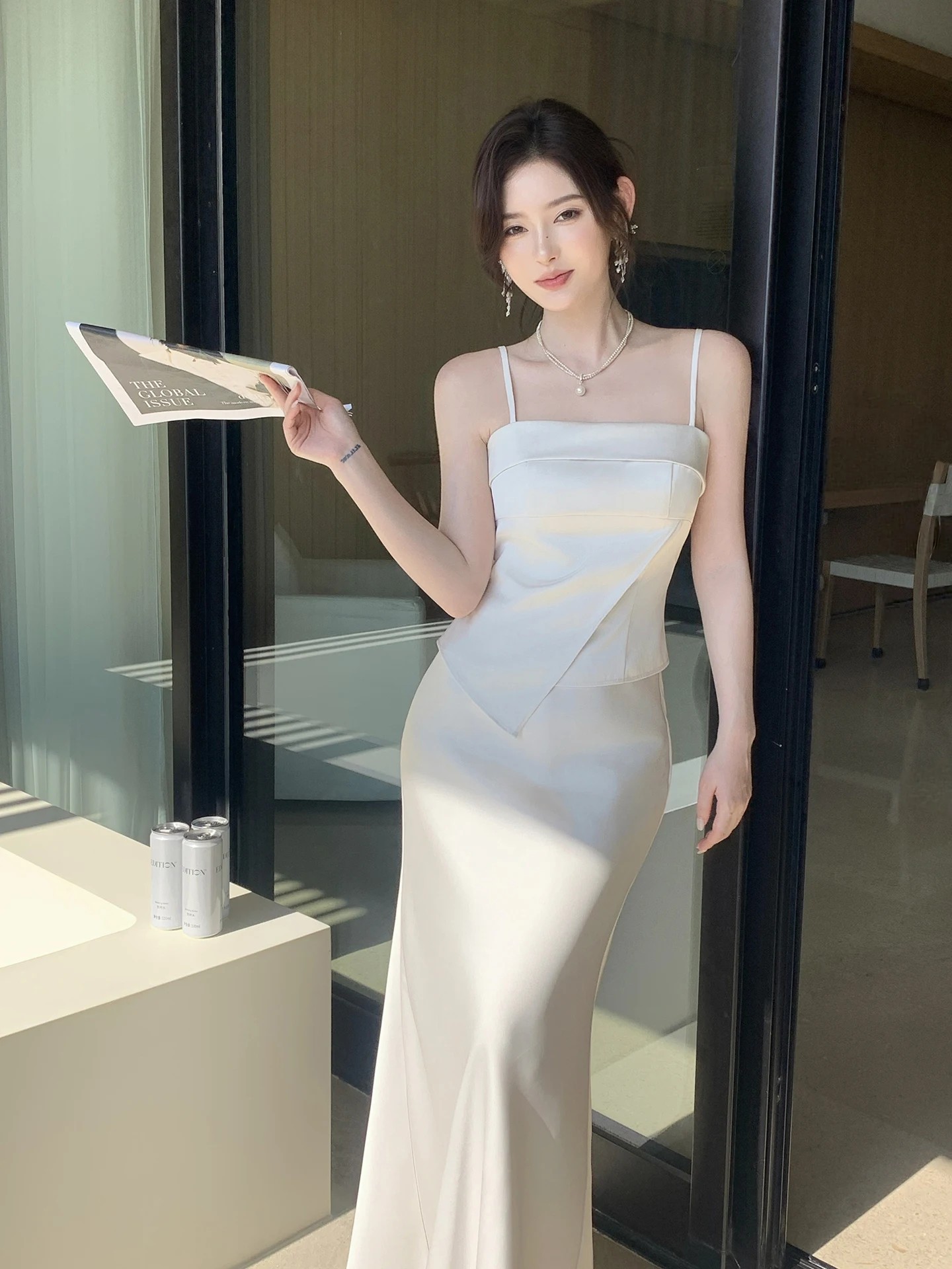 

Элегантный комплект: топ Sena Resonance с атласными бретелями и асимметричная юбка с завышенной талией для ранней весны