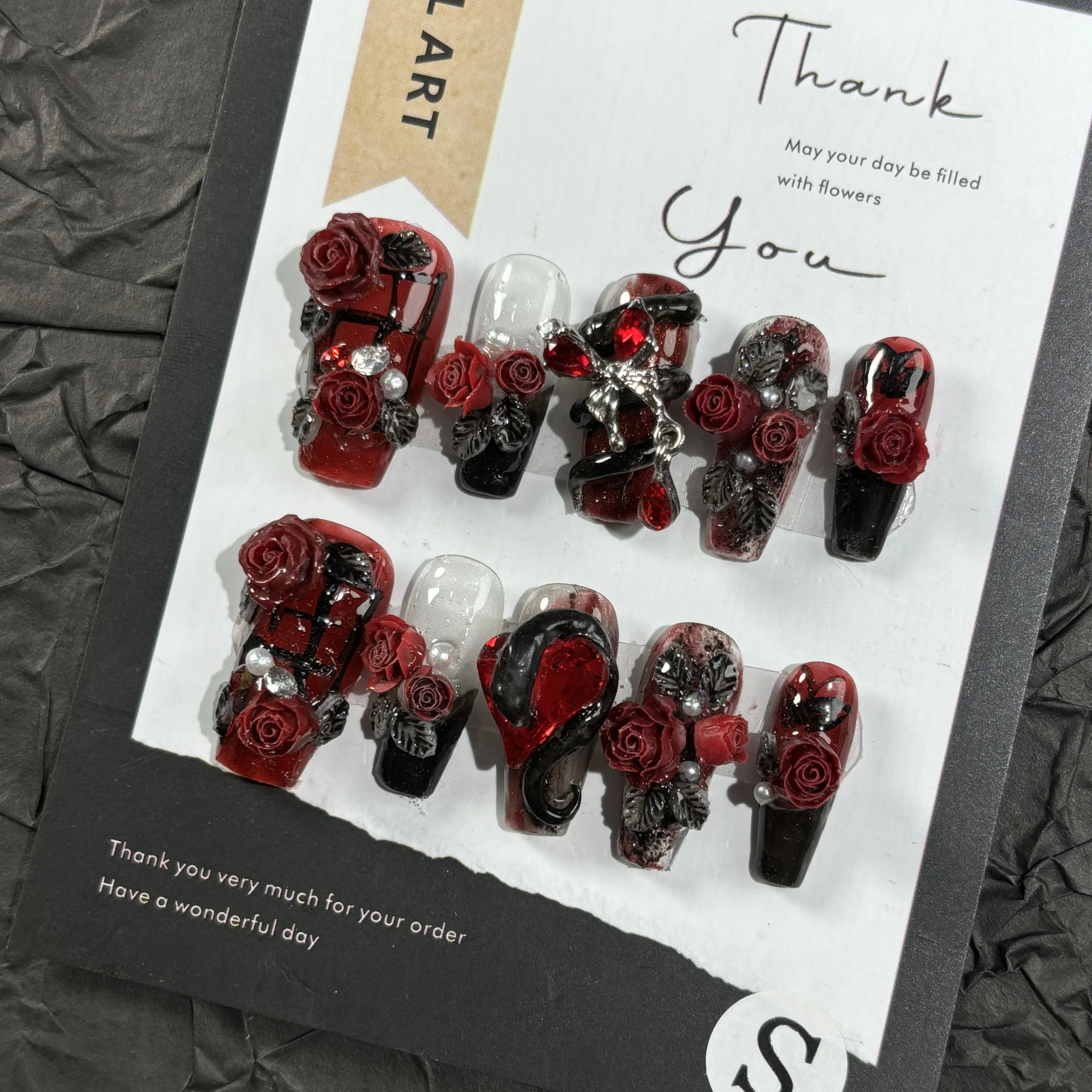 

Готическая красная роза 3D Пресс на ногтях со стразами из смолы Темный романтический дизайн металлического украшения Острая роскошная розовая блестка Легко в