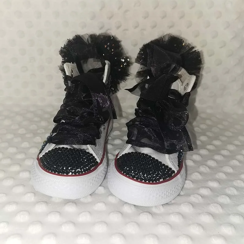 Zapatos de lona con flores de malla negra para niña, zapatos personalizados, regalo de fiesta de cumpleaños, zapatillas de deporte con perlas y pompones ostentosas hechas a mano