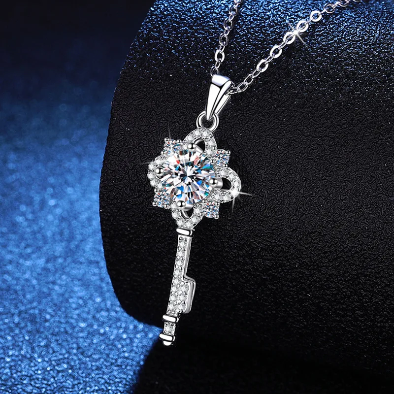 European and American Platinum PT950 18K Gold Necklace, Moissanite Pendant, Clover Key Pendant, 1 Carat Moissanite Necklace