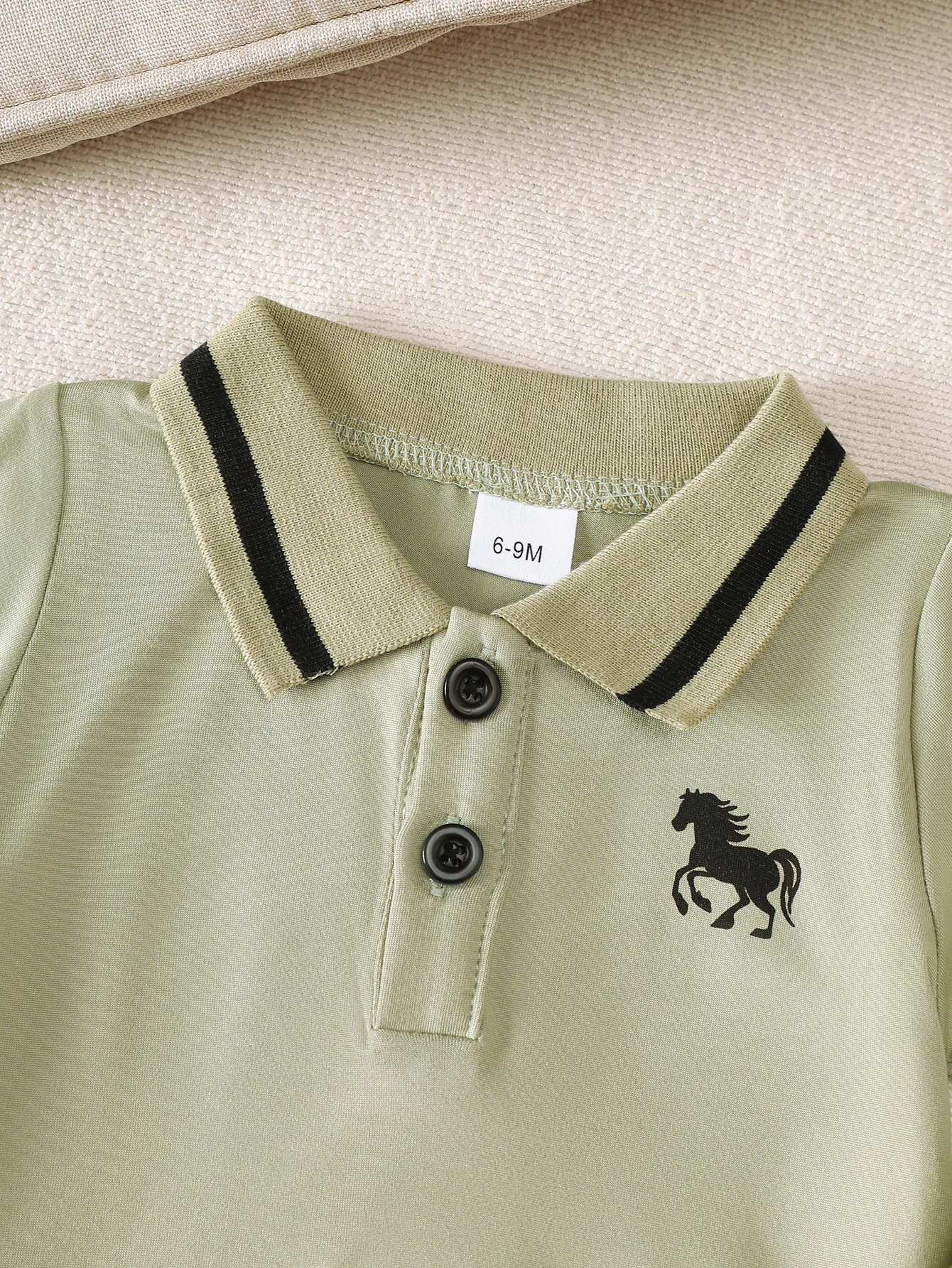 Baby- und Kleinkind-Sommermode, lässiger britischer Stil, Poloshirt und Shorts Zweiteiler-Set, erbsengrünes besticktes Pony-Revers-Oberteil + armeegrüne Cargo-Shorts mit Taschen, 2-teiliges Set – Detail 4