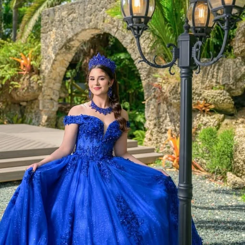 

Блестящие королевские синие платья Quinceanera по индивидуальному заказу с открытыми плечами и аппликацией из блесток, кружево с 3D цветком и длинным хвостом, Vestido 15, Quinceanera