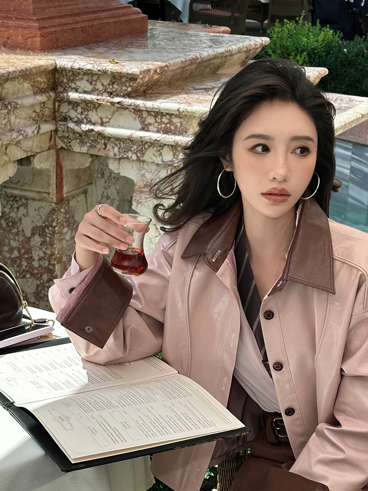 Jaqueta Feminina Zq Sweet Cool Rosa de Couro Ecológico com Cera, Design com Gola em Contraste, Estilo Motoqueiro Curta