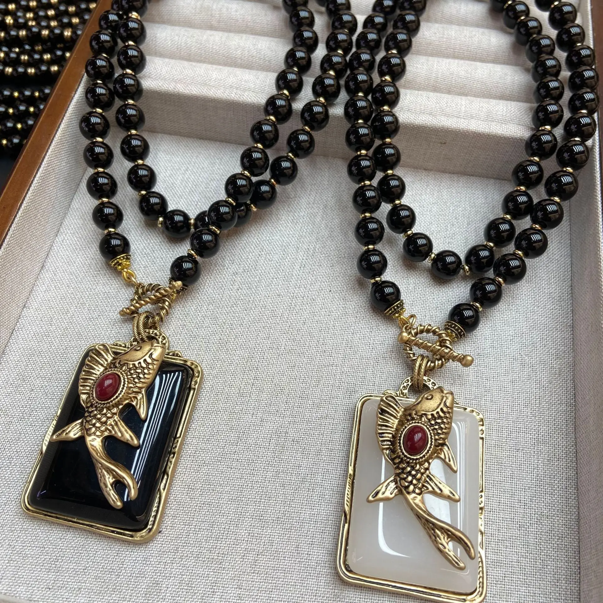 Collier Vintage en Onyx noir pour femmes, pendentif poisson rouge, longue chaîne de pull, bijoux