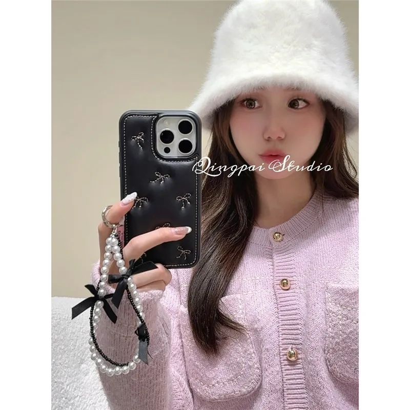 ins leather black bow with chain, suitable for Apple 16promax mobile phone case iphone13 new model.
