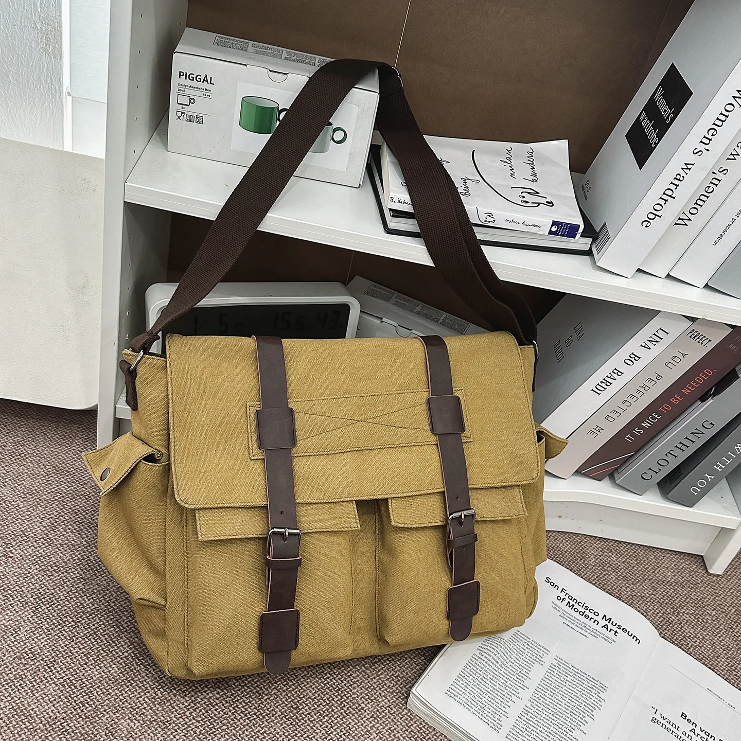 Large-capacity canvas wear-resistant messenger bag, flip-top lock, commuting briefcase for work women's single-shoulder backpack