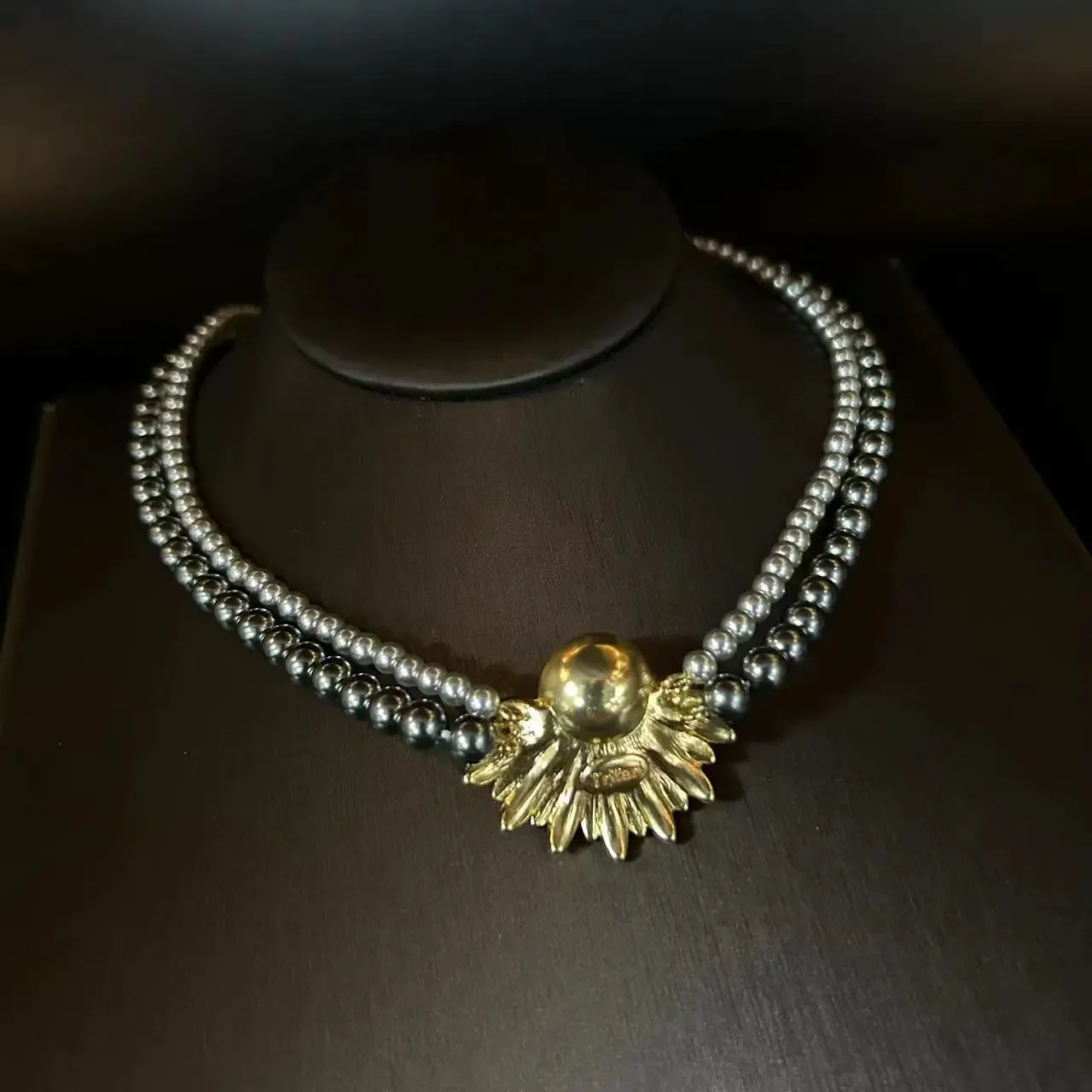 طقم قلادة وأقراط على الطراز الفرنسي العتيق للسيدات من تشينغداو في منتصف العمر قلادة عباد الشمس العصرية للركاب