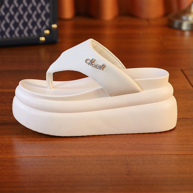 

Новые женские летние пляжные сандалии на танкетке 9 см с кристаллами, шлепанцы на платформе, массивные шлепки для женщин, повседневные уличные вьетнамки