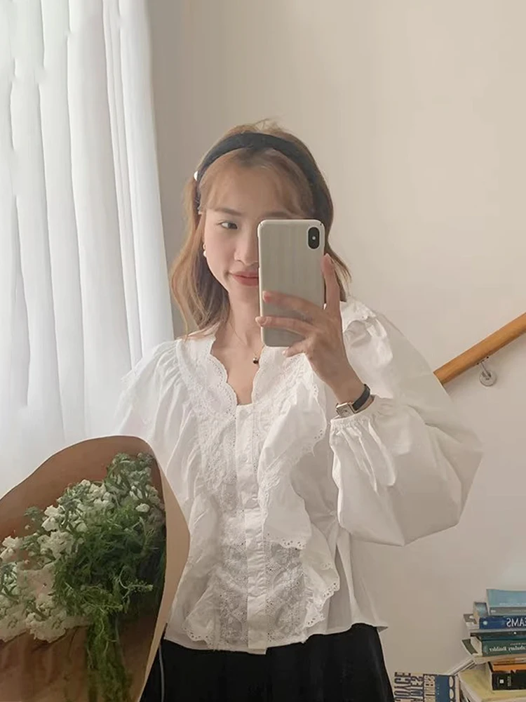 

Chic Vintage Lace Trim V-Neck Splice Bell Sleeve Waist Cinch Long Sleeve White Shirt Women's Fashion Commute Style Loose Fit