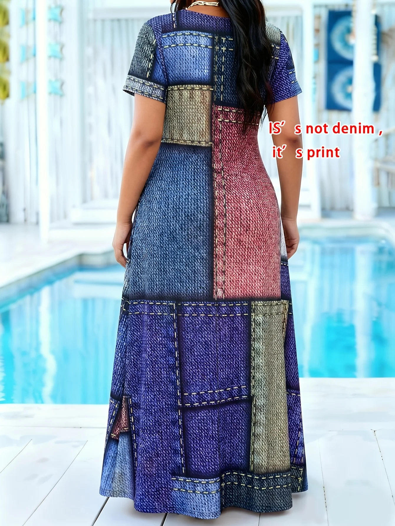 Plus Size Maxikleid mit Patchwork-Print aus Kunstdenim, kurzärmelig, locker sitzendes Freizeitkleid mit Rundhalsausschnitt und Seitentaschen – Detail 3