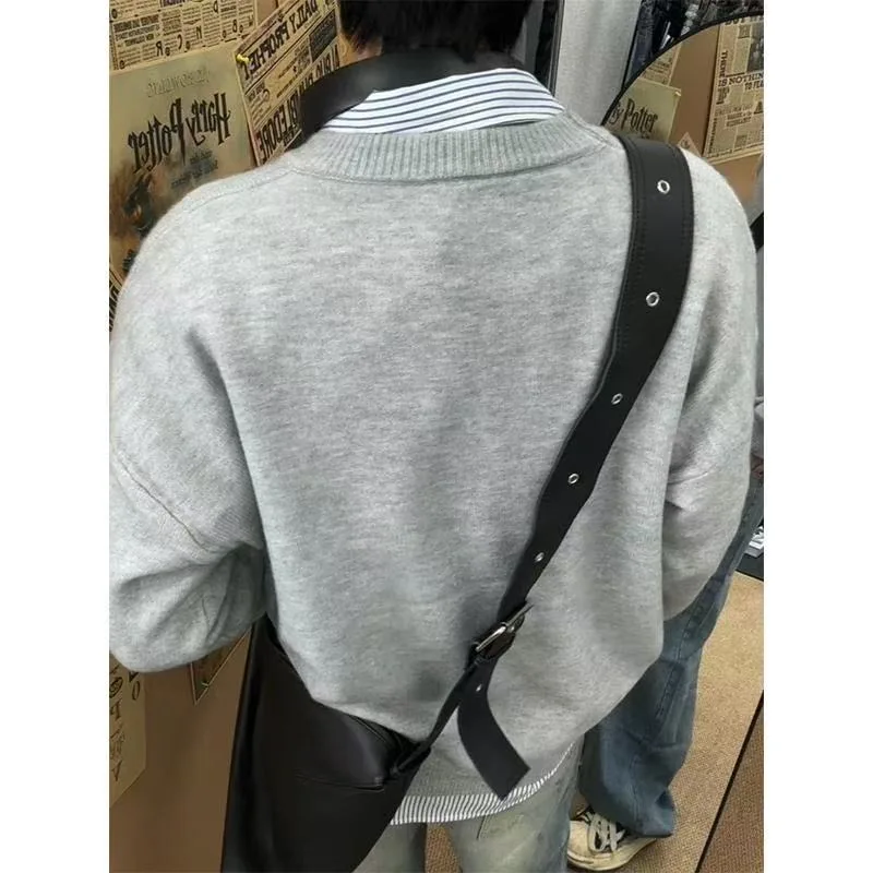 Round neck sweater for men in autumn and winter, with a lazy and luxurious feeling. Knitted sweater with a base layer underneath