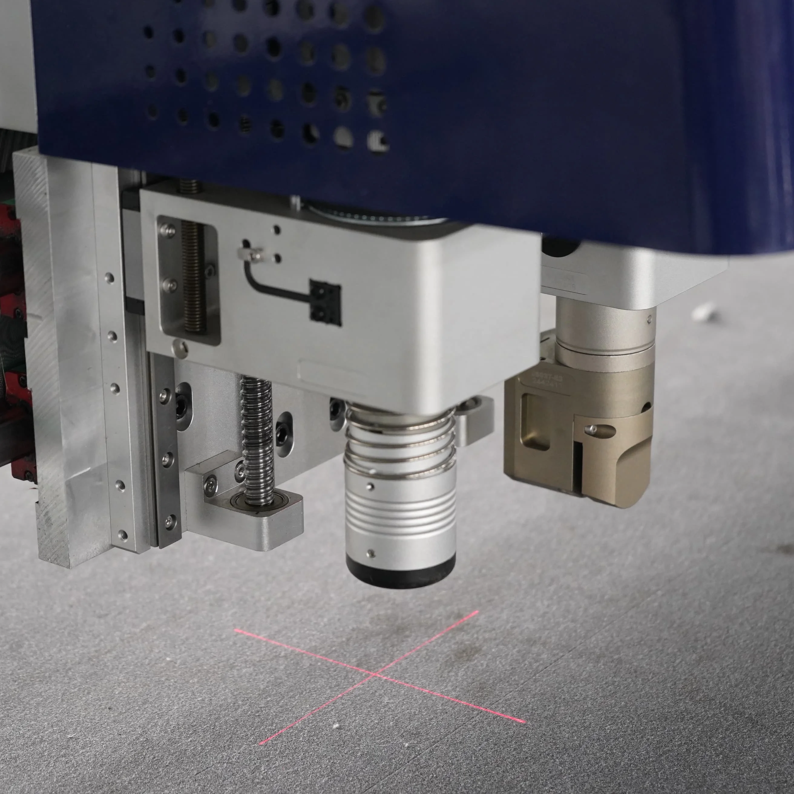 آلة معالجة قطع الجلود الأوتوماتيكية من Utools، آلات إنتاج الأحذية، آلة قطع الجلد الحقيقية