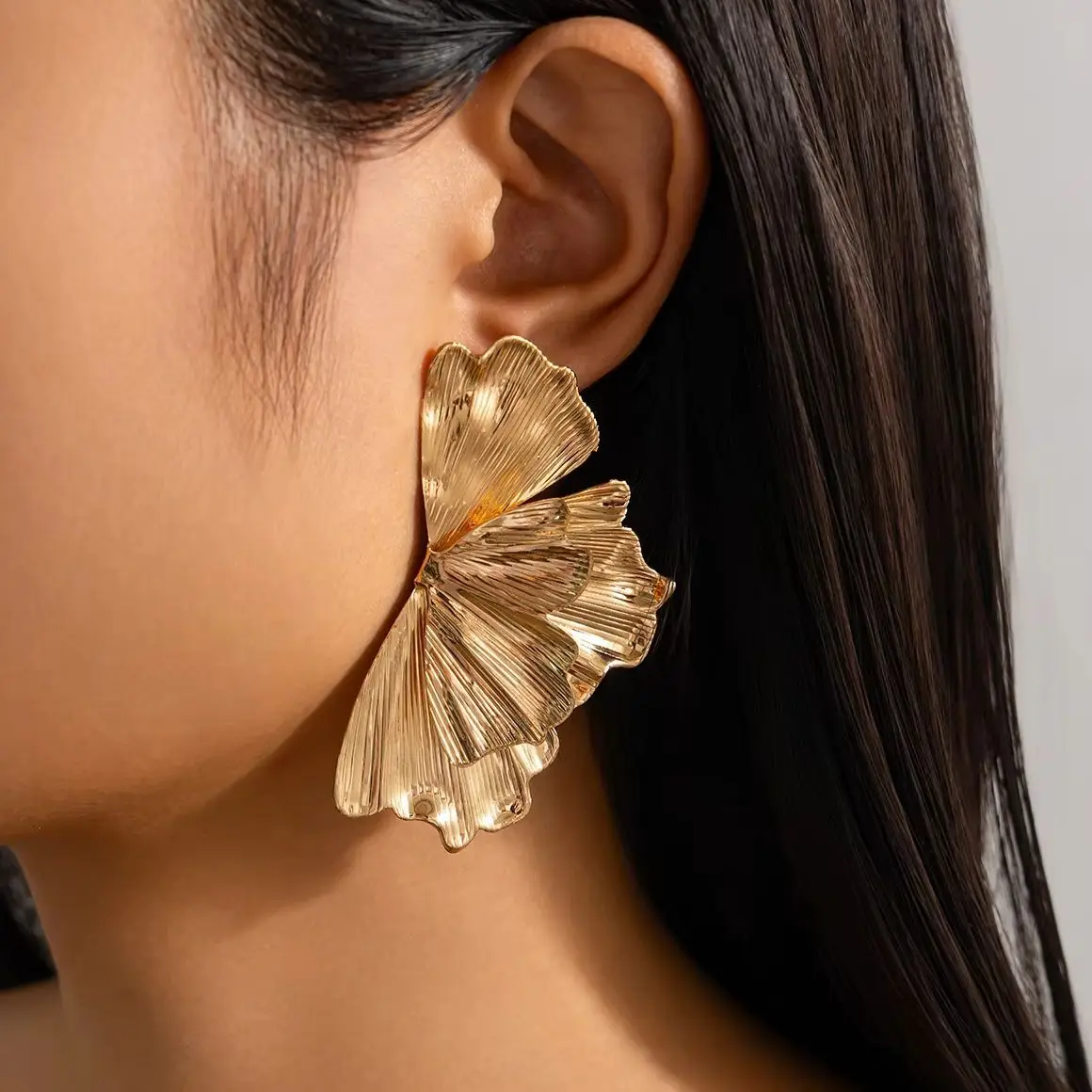 KunJoe Elegant Gold Color Ginkgo Leaf Stud Earrings for Women Vintage Half Flower Piercing Earrings Fashion Jewelry 2025 New