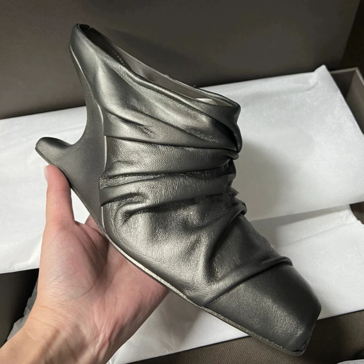 

Женская обувь без шнуровки, женская обувь на мелком каблуке, модные женские туфли-лодочки на тонком каблуке, шлепанцы, туфли наклонном каблуке с морщинистым каблуком, сандалии, обувь