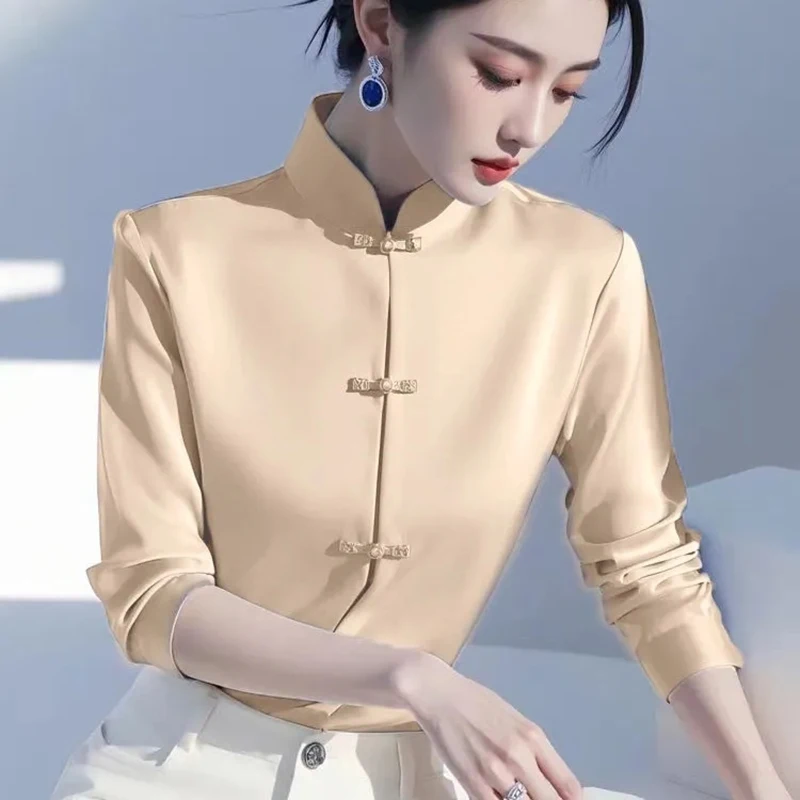 أنيقة الساتان عادي قميص المرأة 2026 جديد الوقوف طوق النمط الصيني الفاخرة الضفدع زر فريد الأزرق قميص الموضة الصينية الجديدة