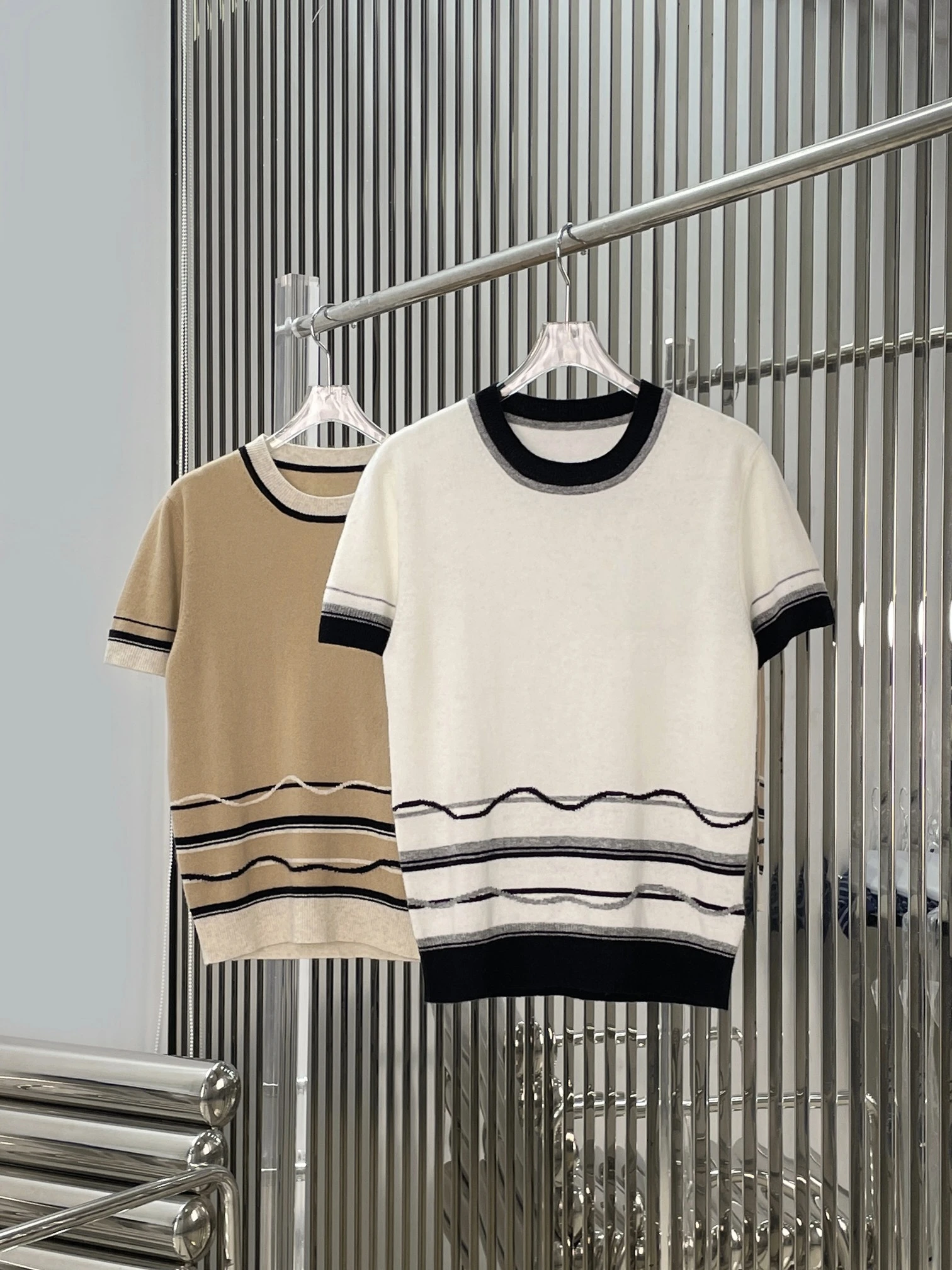 

Женский вязаный свитер с круглым вырезом и коротким рукавом, модный, в полоску, с вышитым логотипом, весенний, повседневный, комфортный крой