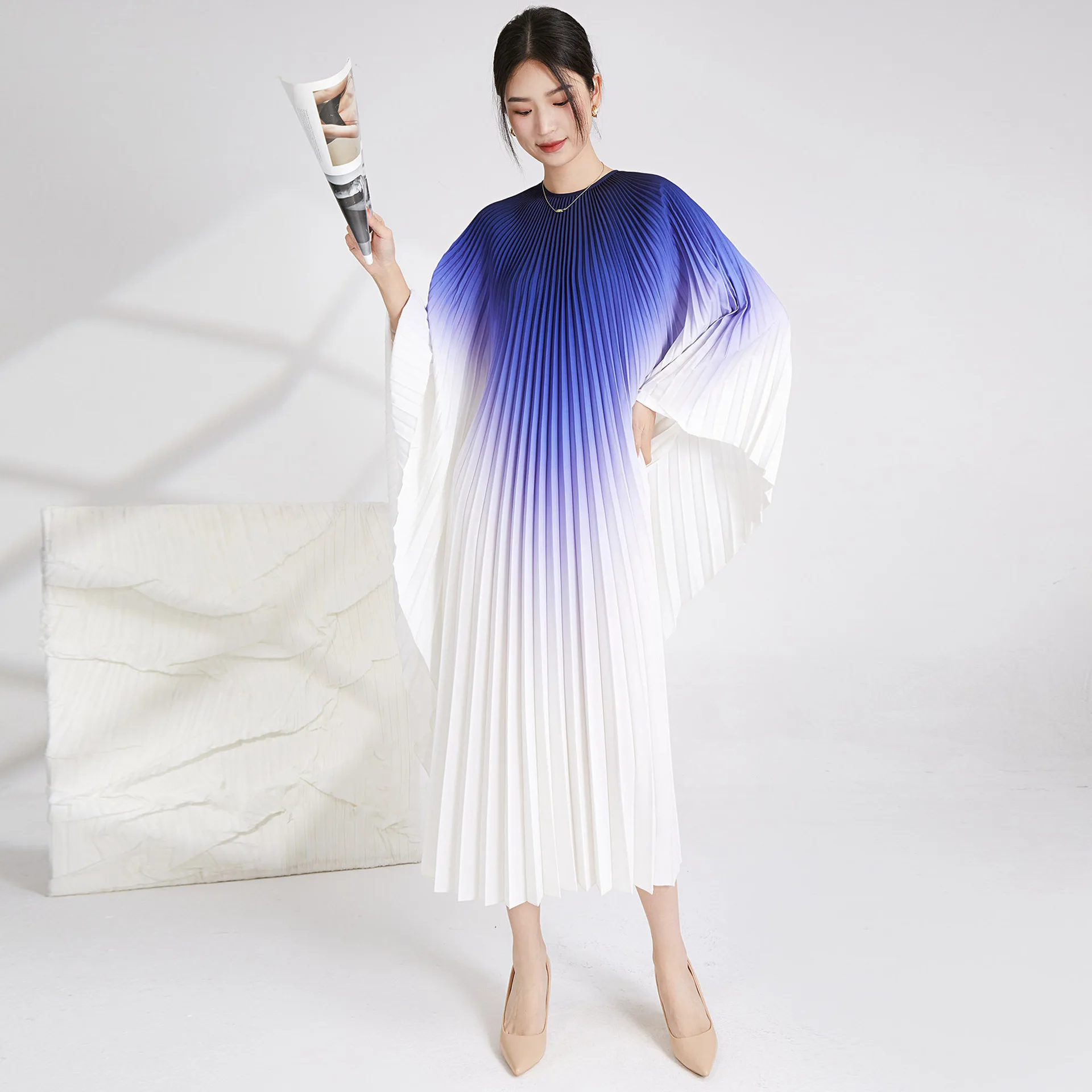 Fashionable pleated gradient batwing sleeve dress, elegant and sophisticated long dress perfect for a beach vacation.