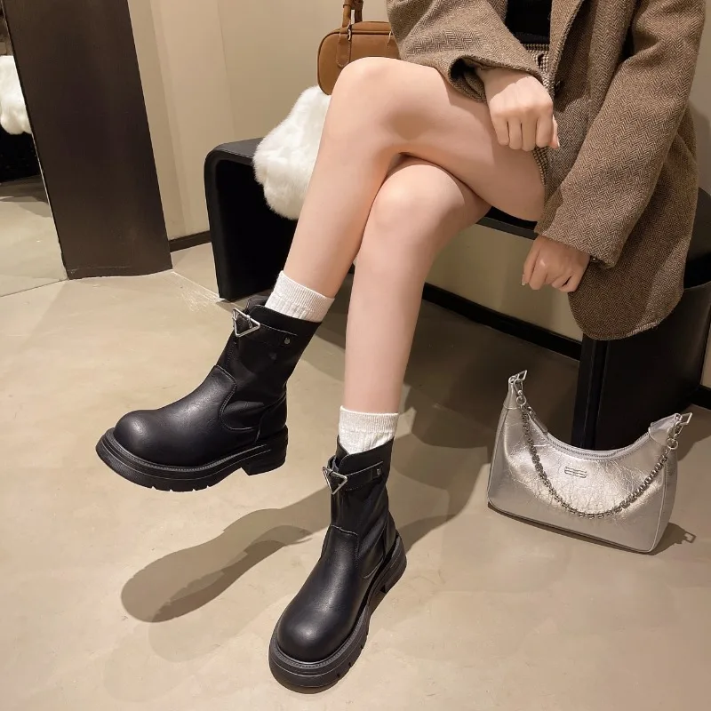المرأة العصرية والأكثر مبيعا حذاء من الجلد الشتاء منصة كعب أحذية بوت قصيرة مصمم مشبك امرأة 2025 موضة التمهيد