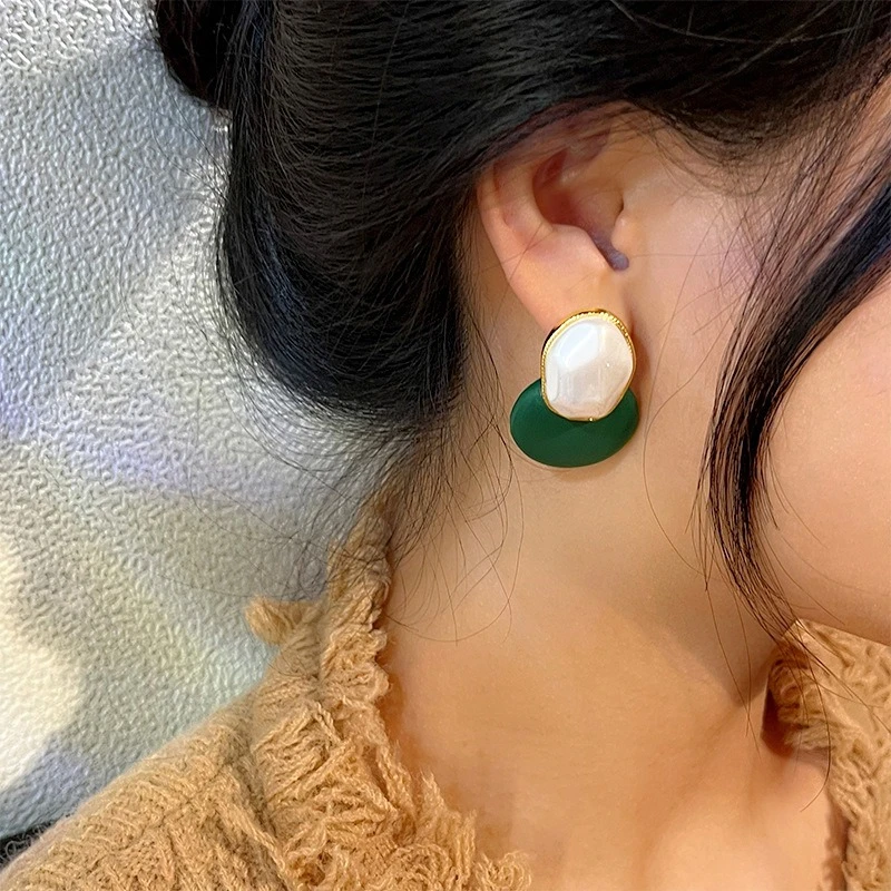 The new S925 Silver Needle Irregular Green Oval Pearl Vintage green leather Premium design sense earrings