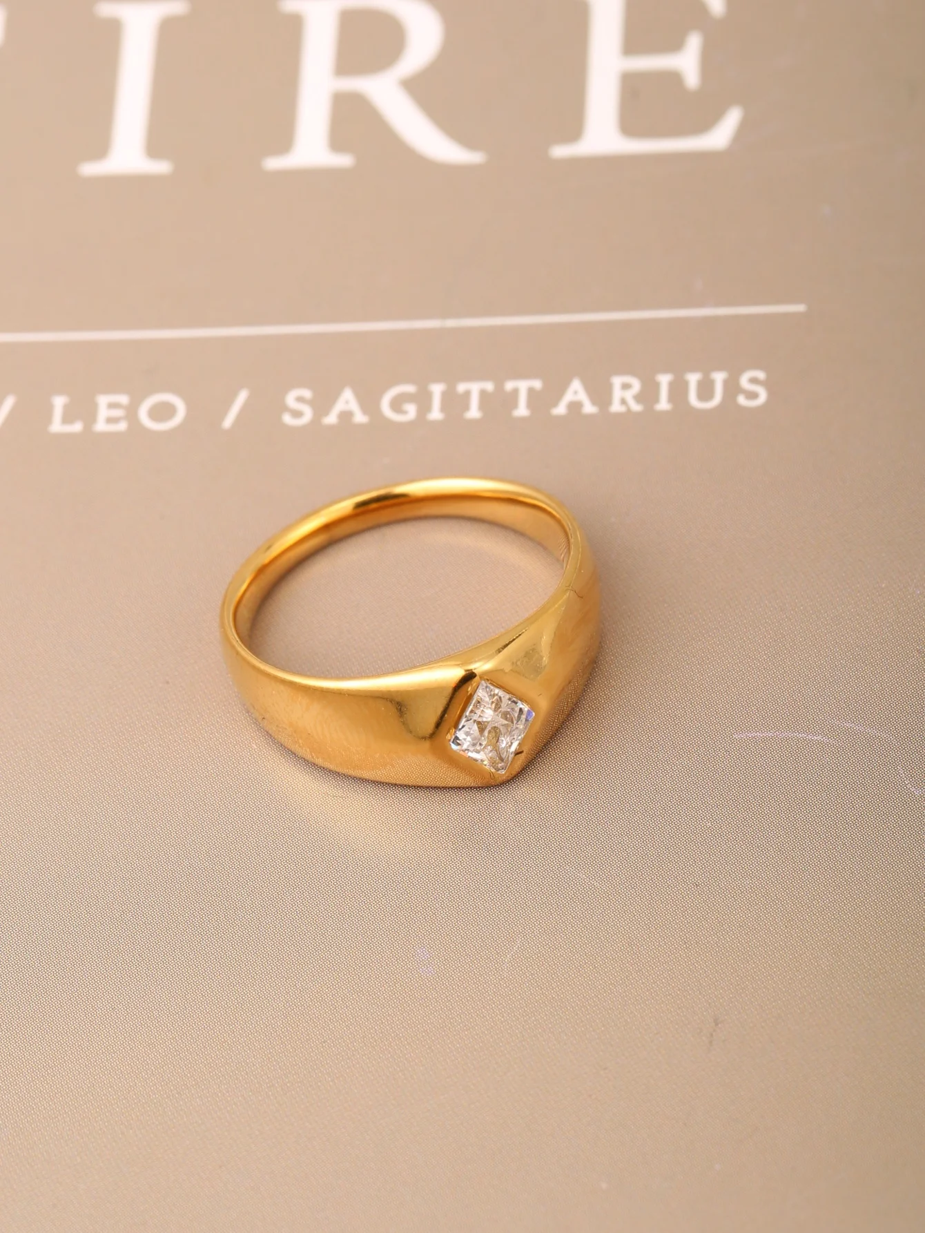 1 Piece Curved Rhombus-Shaped Ring with Rhinestone Inlay, 18K Gold Color, European and American Style Stainless Steel Geometric Ring, Versatile, Elegant, Fashionable, and Unique, Suitable for Daily Wear by Women and Men, Gift for Girlfriend, Gift for Good Friends