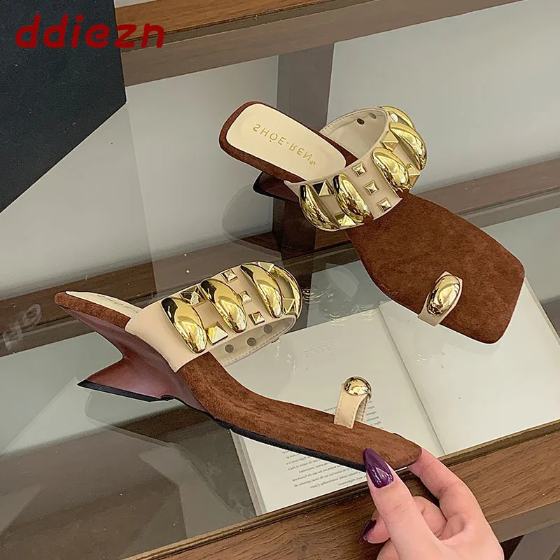 

Модные женские шлепанцы на танкетке с металлическими заклепками, туфли-лодочки, женские сандалии-слайды с квадратным носком, женские туфли на танкетке, тапочки