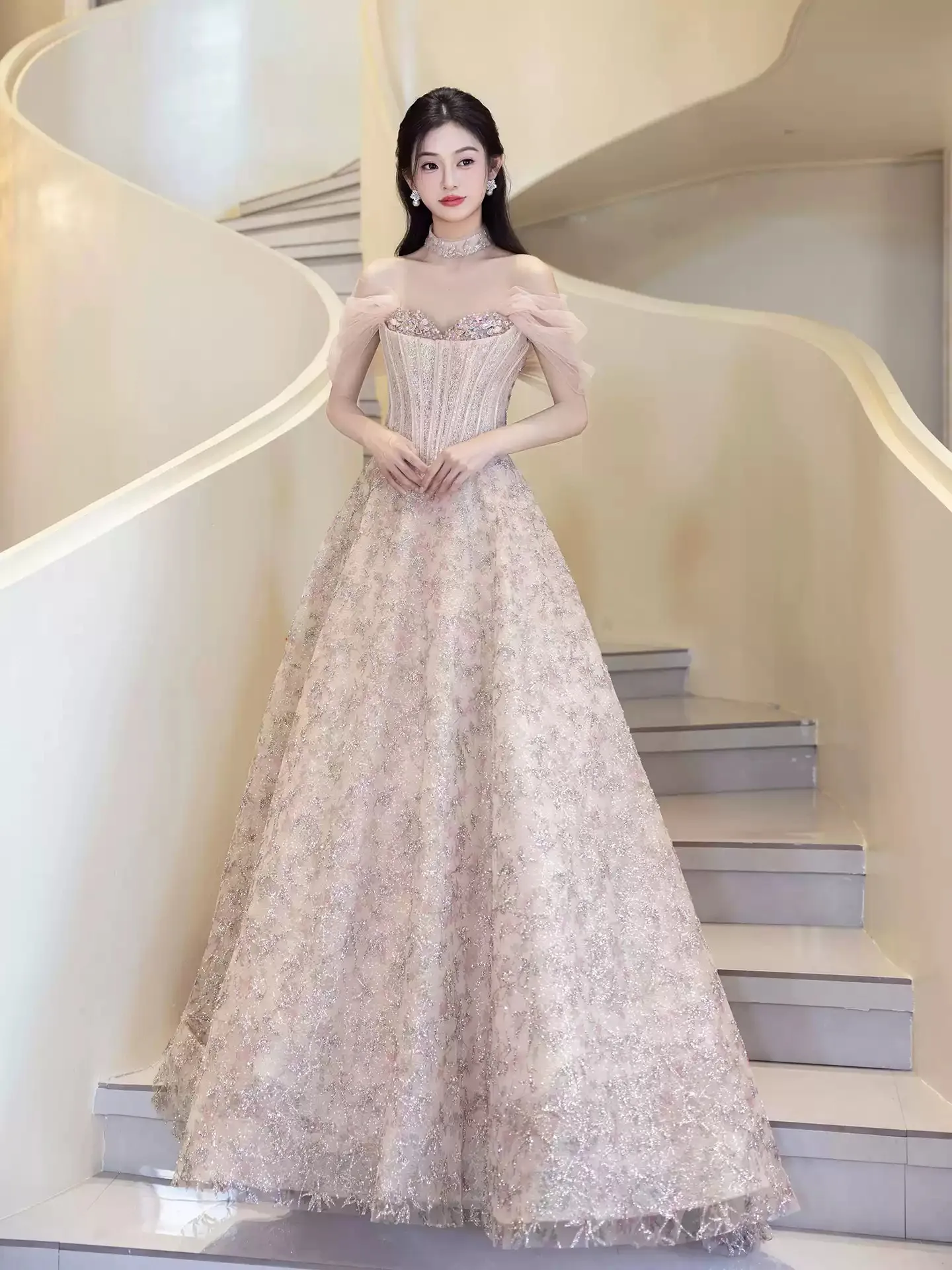 فستان سهرة لافتة للنظر ترتر لامع مزين بالزهور قبالة الكتف فساتين حفلات عالية الخصر