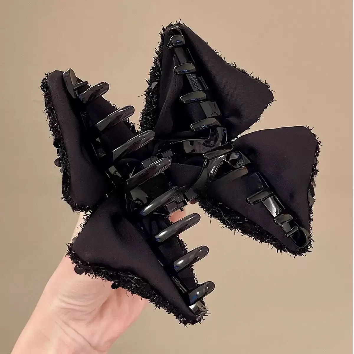 Stilvolle und elegante schwarze Haarspange mit Pailletten in Dreiecksform – perfekt für halb hochgesteckte Duttfrisuren und locker sitzende Pferdeschwänze – Detail 2
