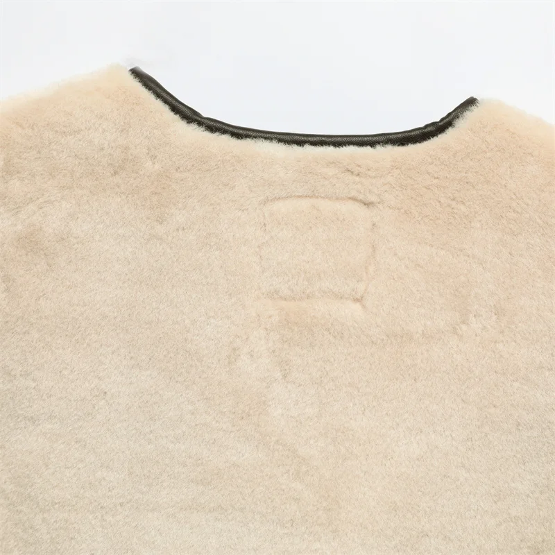 ملابس نسائية جديدة لعام 2025 معطف جديد لخريف وشتاء 2025 على الطراز الأوروبي والأمريكي مع ربط من الفرو الصناعي