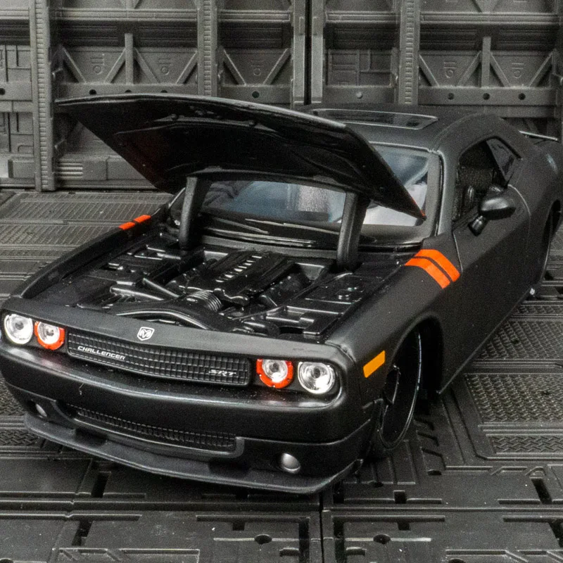 Maisto 1:24 simulación Dodge Challenger 2008 modelo de coche de aleación, puertas y capó de motor, el maletero se puede abrir un coche de juguete para niños