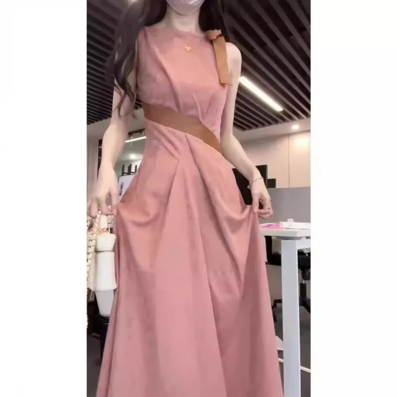 النمط الفرنسي تصميم تحسس بلا أكمام Dress2024New المرأة الصيف المتخصصة الرجعية الخصر مقصوص الراقية فستان بحزام الوردي