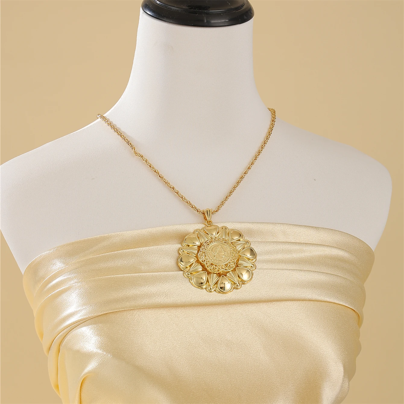 Arabian Exquisite Necklace Decorated With Delicate Texture Twist Chain Design