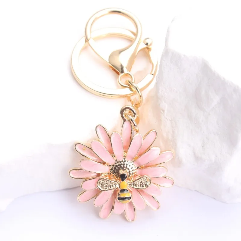 Fresh Daisy Keychain: Ideal Daily Decor & Delightful Gift Item