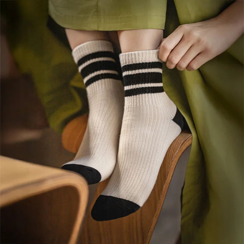 

Maden Women's Retro Green Striped Cotton Mid-calf Socks Breathable Sweat-Absorbing Combed Cotton Sport Style Mid Tube Socks