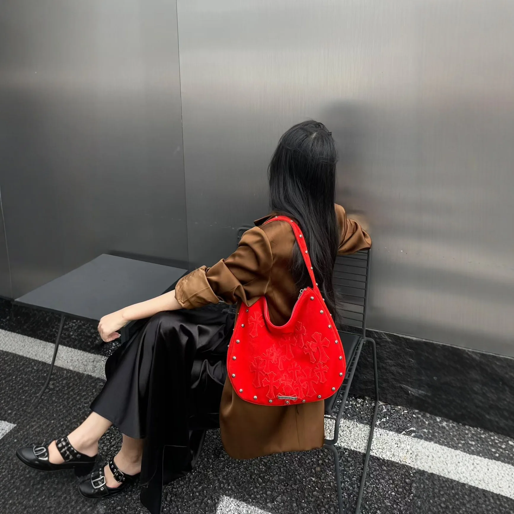 

Сумка подмышки с заклепками, новинка 2025, матовая высококачественная персонализированная сумка большой емкости, пригородная сумка на плечо