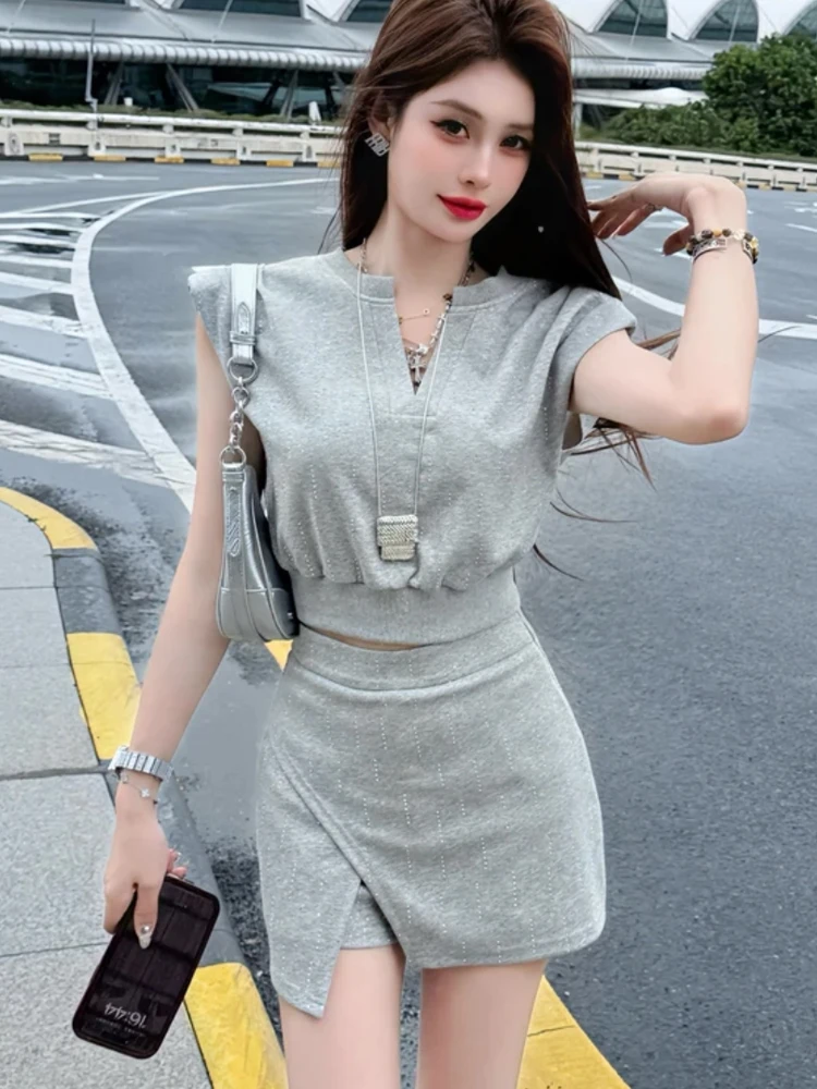 

Summer Fashion Diamond Embellished Sleeveless Women's Set Irregular Slit Short Skirt Two-Piece Ensemble V-Neck Polyester Fiber