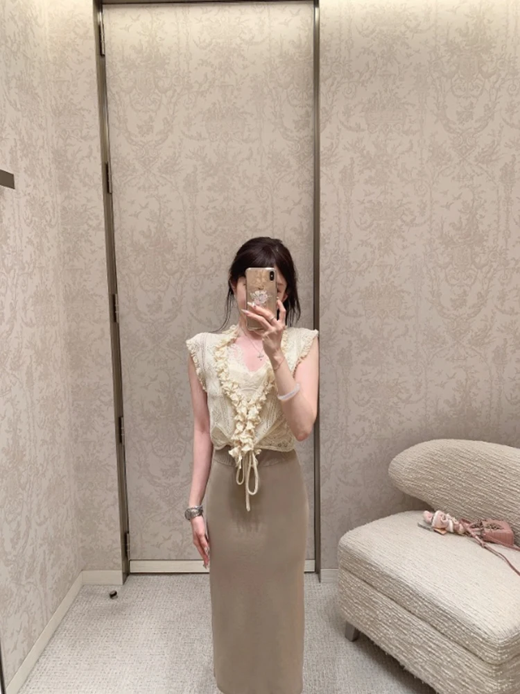 

Летняя женская блузка с V-образным вырезом, укороченная, приталенная, в стиле французского шика, с цветочным узором и декоративными элементами, нежная и элегантная.