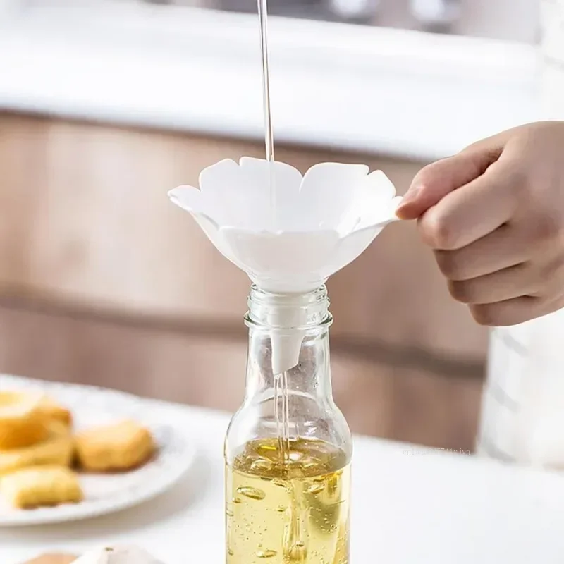 1Pc Flower Shape Liquid Funnels Olive Oil Condiments Liquid Powder Dispenser Kitchen Funnel Liquid Powder Dispenser Funnel