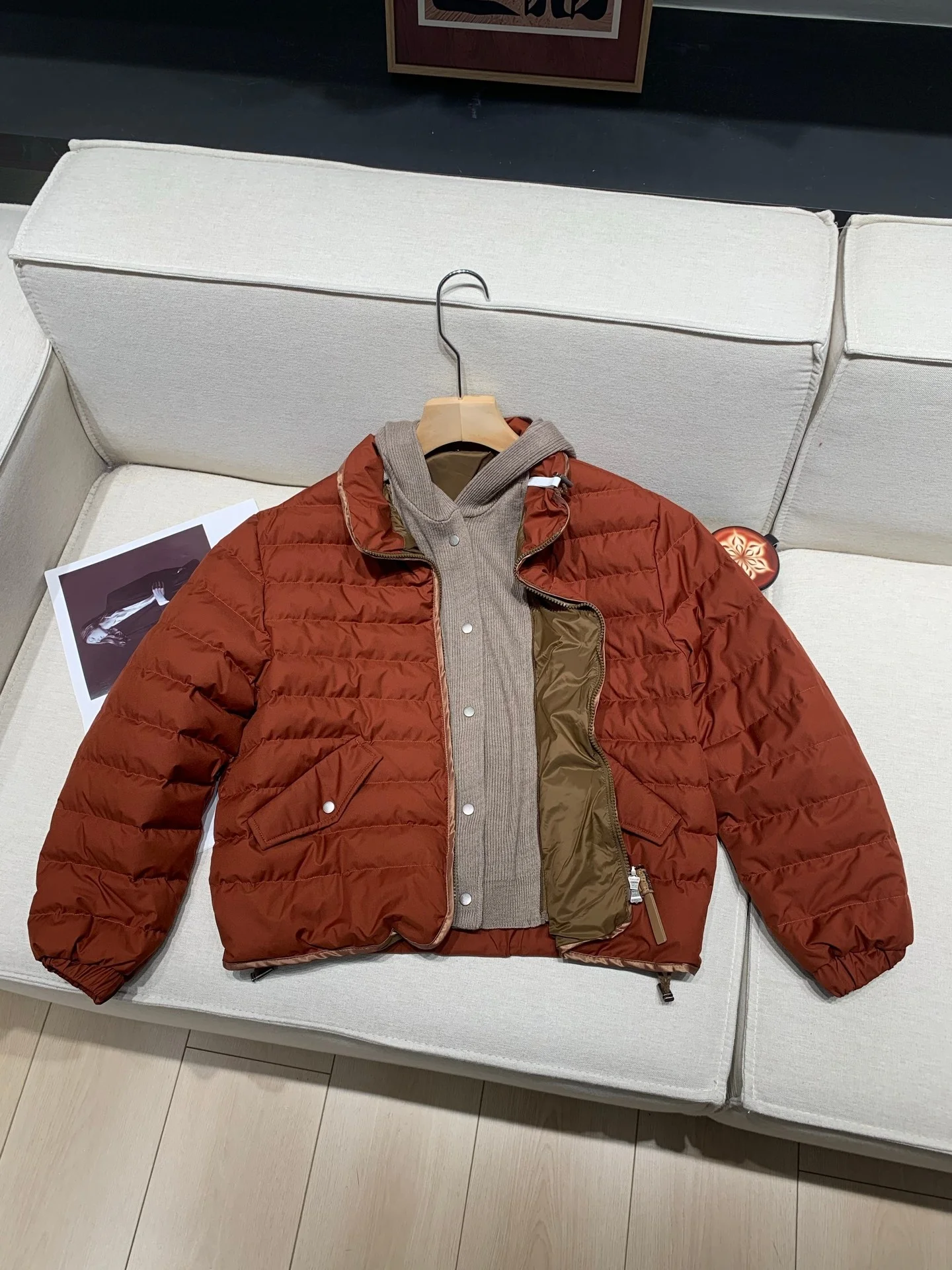 

Женская вязаная куртка с капюшоном, декорированная бисером и цепочкой, на молнии, с воротником-стойкой, длинными рукавами, модная женская пуховая куртка