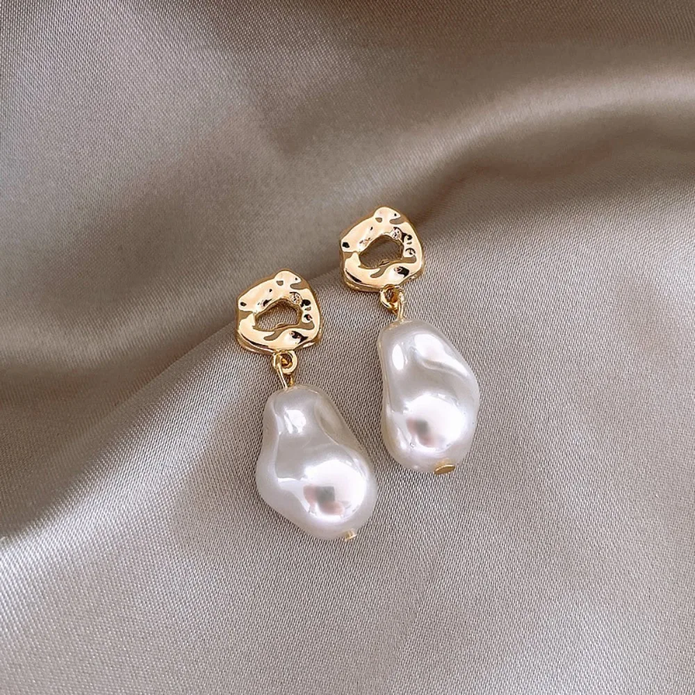 Fashion Simple Baroque Gold Color Irregular Imitation Pearl Dangle Earrings for Women Classic Valentine's Day Daily Wear Jewelry