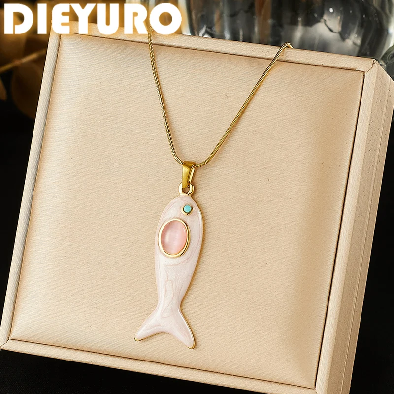 DIEYURO Halskette mit Fisch-Anhänger aus 316L-Edelstahl mit rosa glasiertem Emaille-Fisch-Anhänger für Damen, klassische modische Halskette im Ozean-Stil für den Urlaub