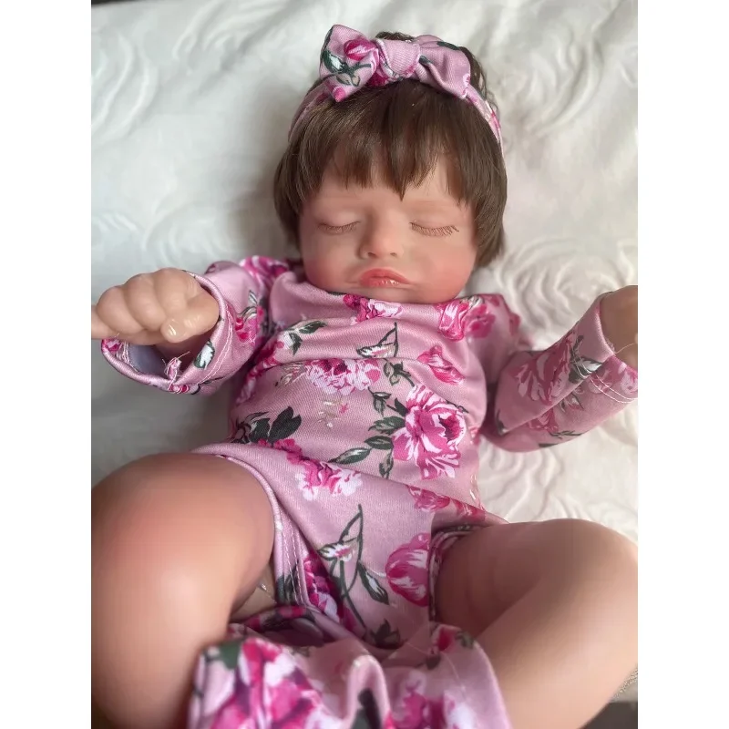 49 cm schattige herboren babymeisjespop Rosalie met bedrukte roze jumpsuit met lange mouwen