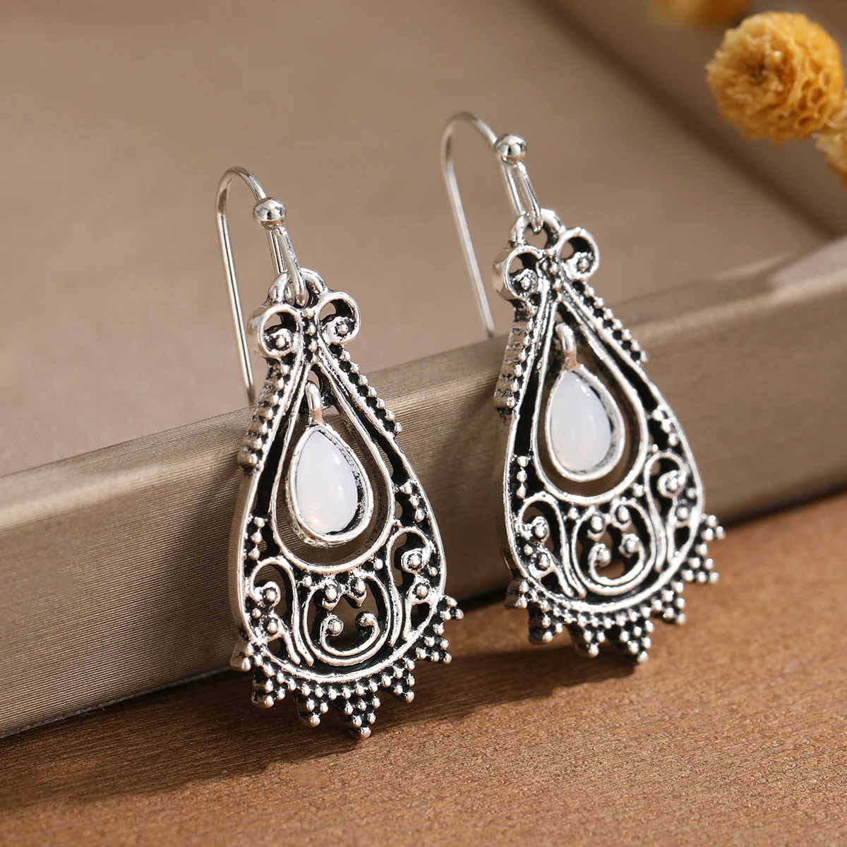 Vintage-style hollowed-out droplet-shaped engraved jewelry with artificial gemstones, for women's pendant earrings
