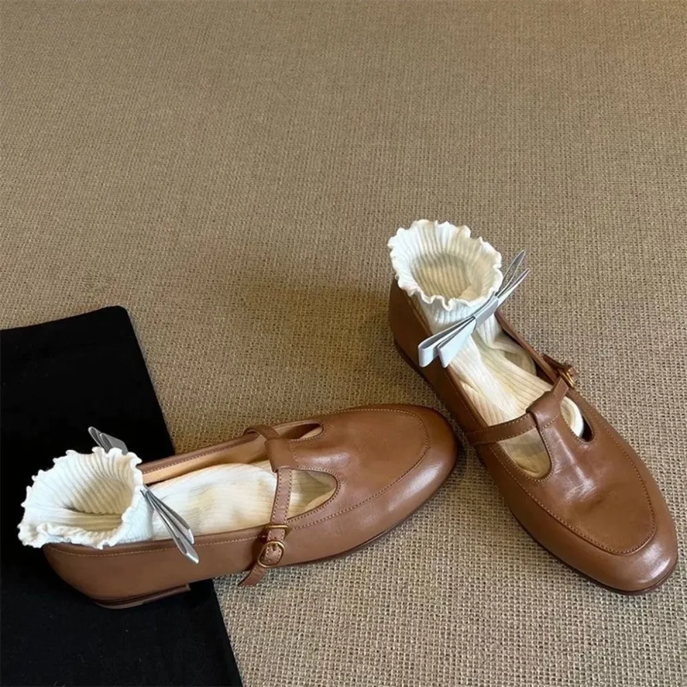 レディースフラットシューズスクエアトゥ英国スタイルの小さな革の靴の女性の新しいシルバーシングルファッショナブルなメリージェーンの靴