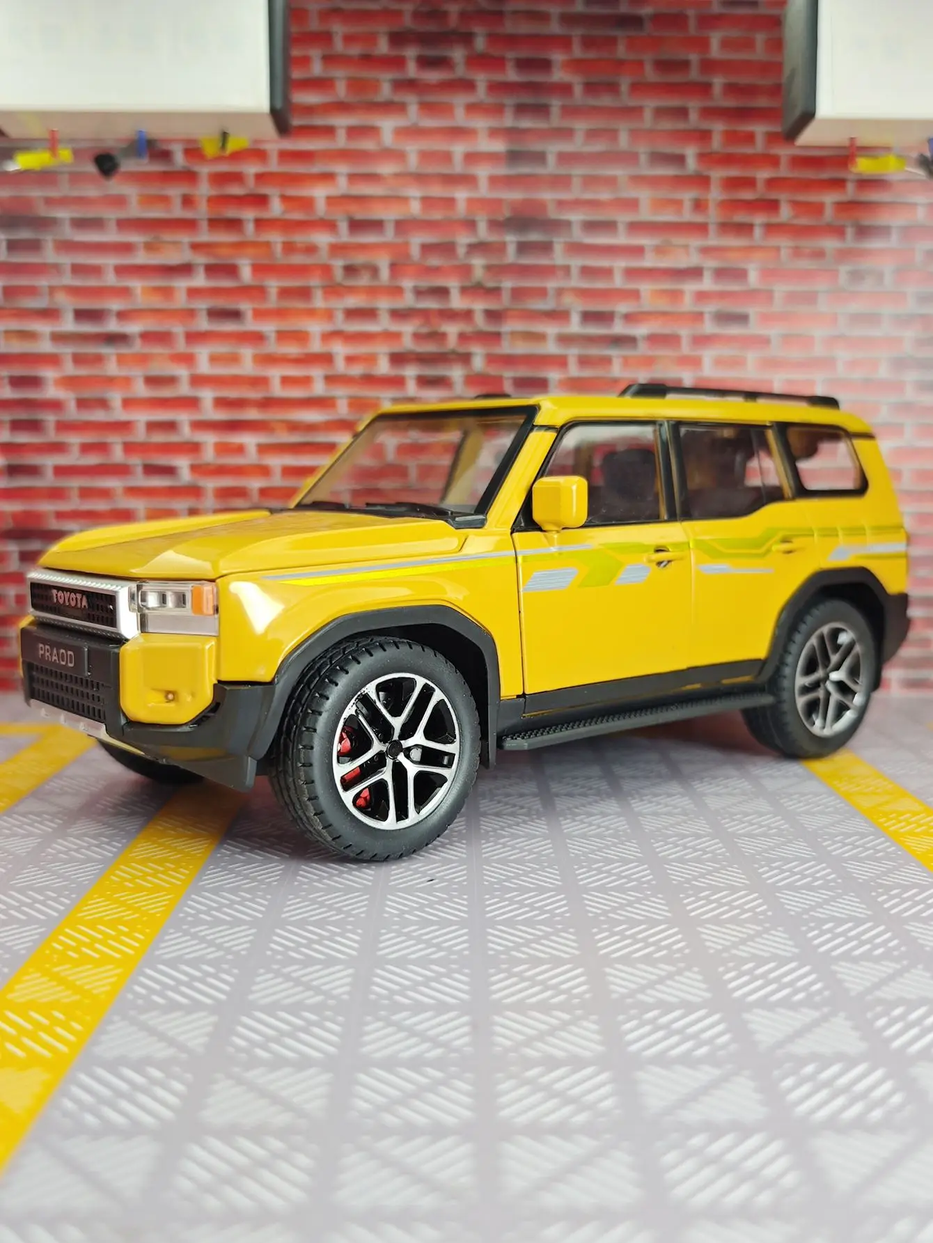 

1: 24 land cruiser 2025 off road SUV alloy model acousto-optic pull back children's toy doors and hood trunk can be opened.